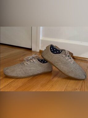 TOMS Tan Canvas Lace-Up Sneakers Women’s 8.5 Casual Minimalist Flats